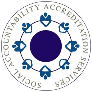 Logotypen "Social Accountability Accreditation Services" med en cirkul&auml;r symbol som liknar ett skrivbord med m&auml;nniskor som sitter runt det