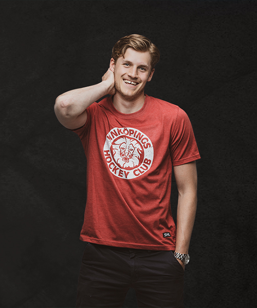 K&auml;nd svensk hockeyspelare poserar med sin klubbtr&ouml;ja.